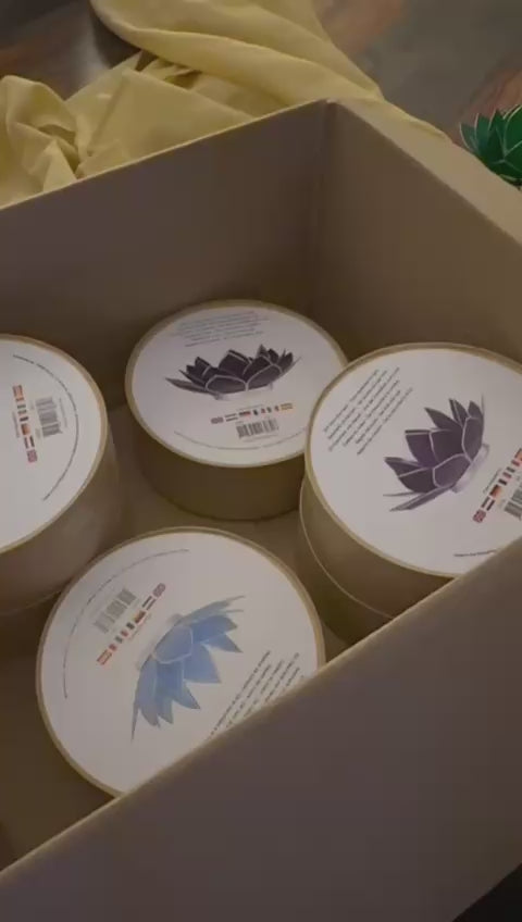 Lotus Teelichthalter werden ausgepackt und auf den Display dekoriert.