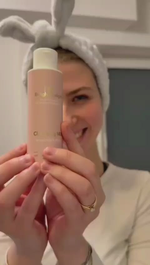 „Junge Frau zeigt entspannt die Anwendung des Beauty Basics - Gesichtspflege-Sets Medium. Schritt für Schritt trägt sie die Reinigungsmilch, das Gesichtswasser, das Serum und die Creme auf – für strahlende, gepflegte Haut.“