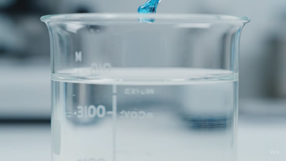 Im Video sieht man ein Reagenzglas welches mit Wasser gefüllt ist. Mit einer Pipetten wird Methylenblau eingetropft. Dann färbt sich das Wasser blau.