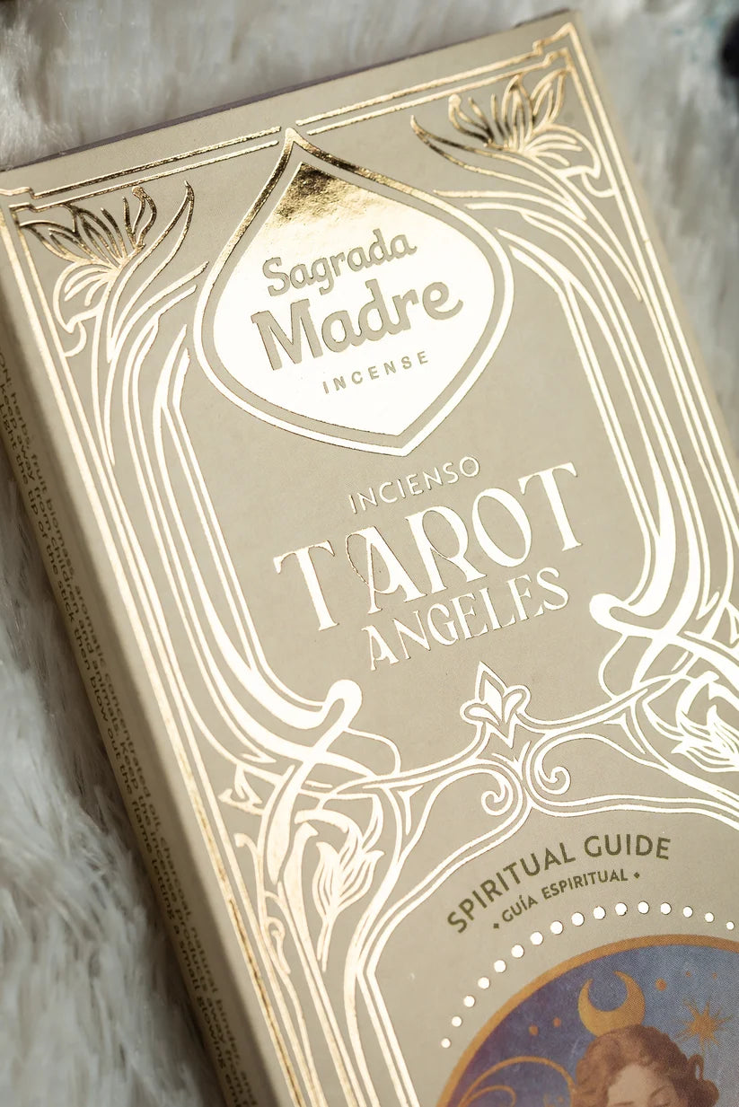 Nahaufnahme des oberen Teil der Verpackung mit dem vergoldeten Sagrada Madre Incense Logo und dem Schriftzug Incienso Tarot Angeles.