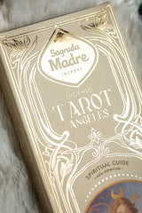 Nahaufnahme des oberen Teil der Verpackung mit dem vergoldeten Sagrada Madre Incense Logo und dem Schriftzug Incienso Tarot Angeles.