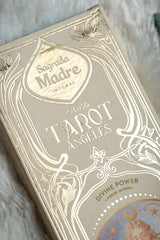 Nahaufnahme des oberen Teils der Verpackung mit dem vergoldeten Sagrada Madre Incense Logo und dem Schriftzug Incienso Tarot Angeles.