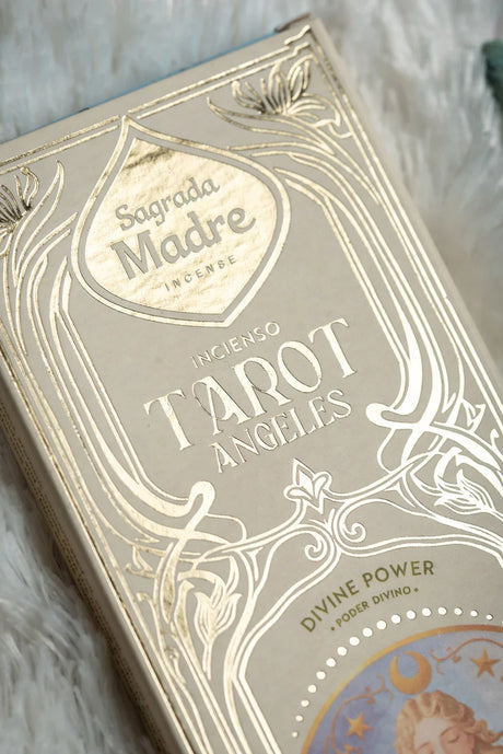 Nahaufnahme des oberen Teils der Verpackung mit dem vergoldeten Sagrada Madre Incense Logo und dem Schriftzug Incienso Tarot Angeles.