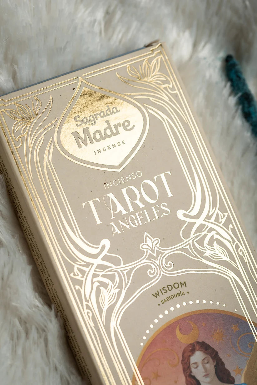 Nahaufnahme des oberen Teils der Verpackung mit dem vergoldeten Sagrada Madre Incense Logo und dem Schriftzug Incienso Tarot Angeles.