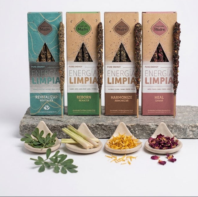 4er-Spar Bundle Sagrada Madre Pure Energy Räucherwerk Energia Limpia. Alle vier Varianten Revitalize (Türkis), Reborn (Grün), Harmonize (Braun) und Heal (Rosé) stehen aufrecht nebeneinander mit ihren farblich passenden Kräuter-Räucherstäbchen.