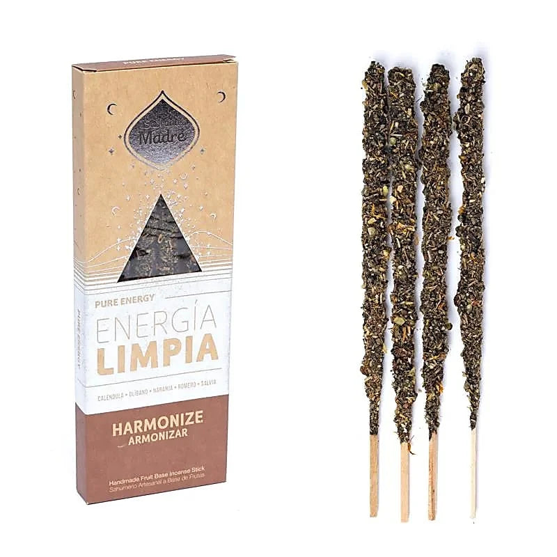 Naturkarton-Verpackung Sagrada Madre Pure Energy Energia Limpia Harmonize Armonizar mit braunem Akzent, Dreieck-Sichtfenster und vier dicken Kräuter-Räucherstäbchen daneben.