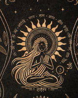 Detailaufnahme der Verpackung mit einer im Schneidersitz meditierenden Frauenfigur vor einem strahlenden Sonnenrad mit Sanskrit-Schriftzeichen und goldenen Verzierungen.