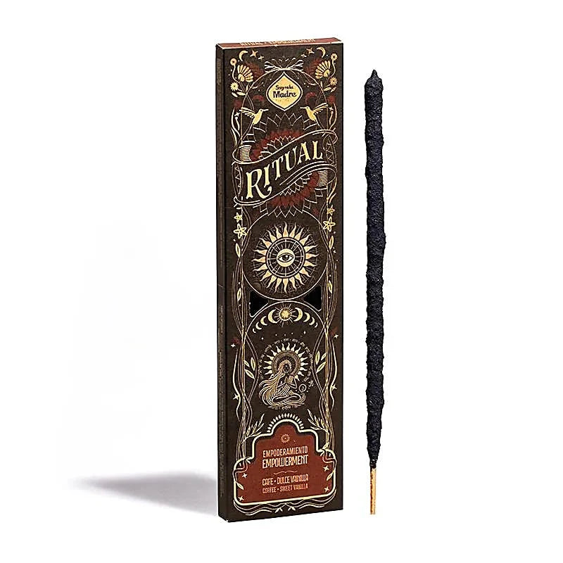 Produktverpackung Sagrada Madre Ritual Räucherwerk Empoderamiento Empowerment Ermächtigung im dunklen Design mit vergoldeten Ornamenten und einem schwarzen Räucherstäbchen daneben.