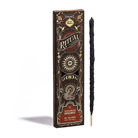Produktverpackung Sagrada Madre Ritual Räucherwerk Empoderamiento Empowerment Ermächtigung im dunklen Design mit vergoldeten Ornamenten und einem schwarzen Räucherstäbchen daneben.