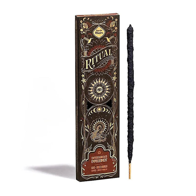 Produktverpackung Sagrada Madre Ritual Räucherwerk Empoderamiento Empowerment Ermächtigung im dunklen Design mit vergoldeten Ornamenten und einem schwarzen Räucherstäbchen daneben.