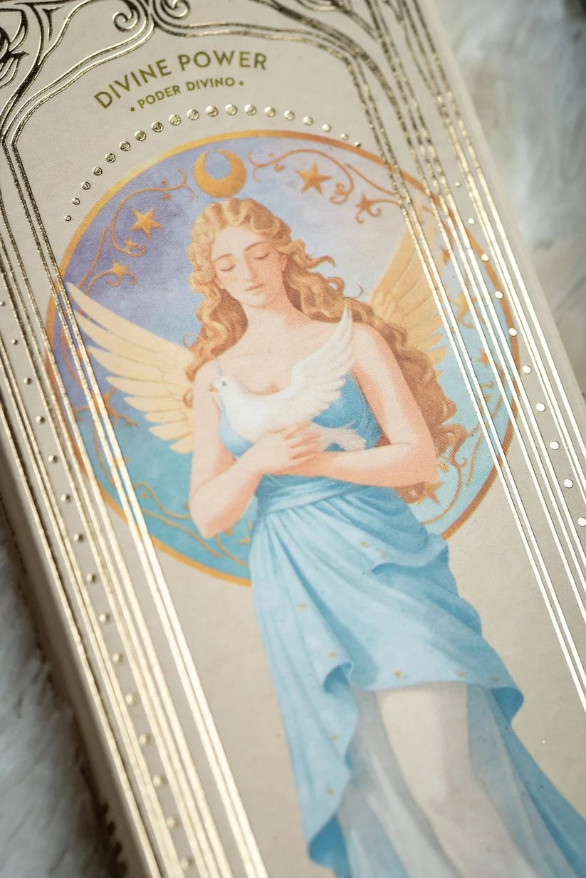 Detailaufnahme der Engel-Illustration auf der Räucherwerk-Verpackung mit einer schwebenden Taube, der Aufschrift Divine Power und vergoldeten Ornamenten.
