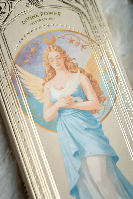 Detailaufnahme der Engel-Illustration auf der Räucherwerk-Verpackung mit einer schwebenden Taube, der Aufschrift Divine Power und vergoldeten Ornamenten.