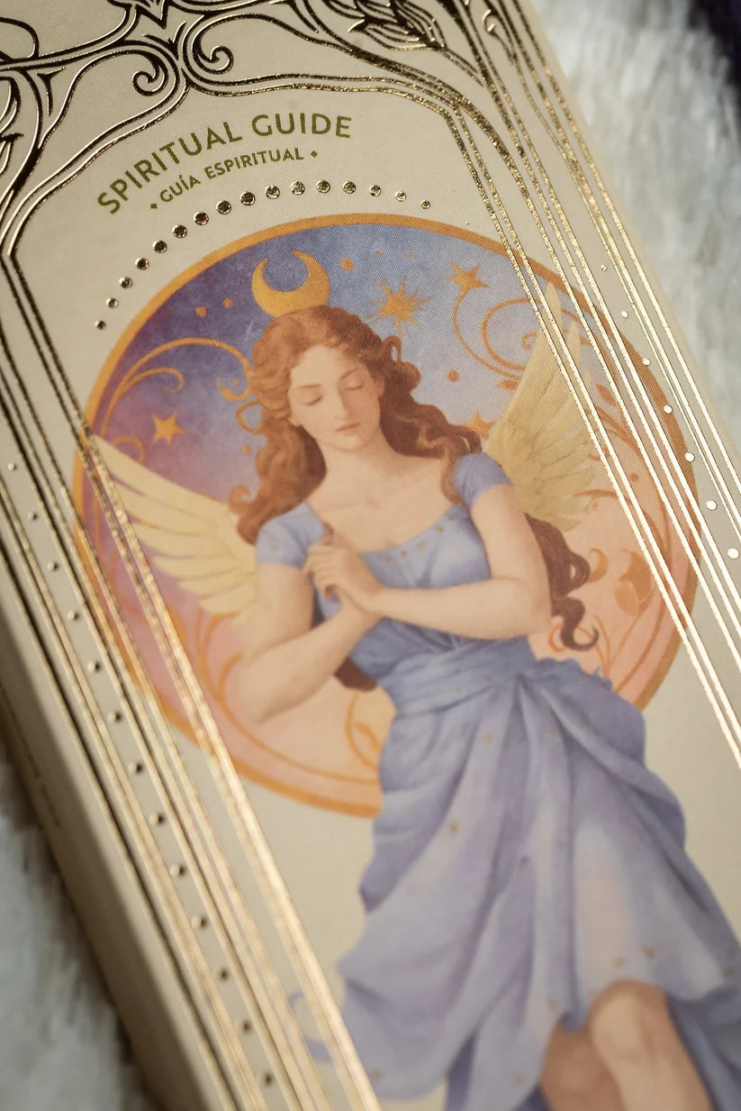 Detailaufnahme der Engel-Illustration auf der Räucherwerk-Verpackung von Sagrada Madre mit dem Schriftzug Spiritual Guide und vergoldeten Verzierungen.