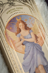 Detailaufnahme der Engel-Illustration auf der Räucherwerk-Verpackung von Sagrada Madre mit dem Schriftzug Spiritual Guide und vergoldeten Verzierungen.