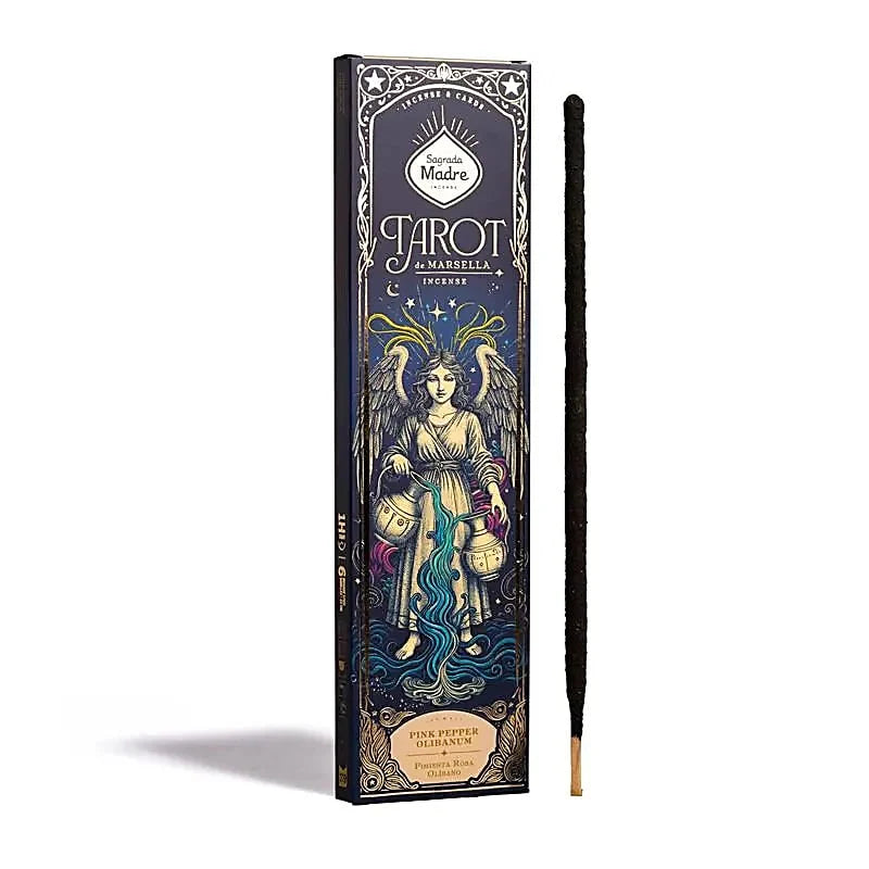 Produktverpackung Sagrada Madre Natural Räucherwerk Tarot de Marsella Rosa Pfeffer Frankincense im blauen Design mit Engels-Illustration und einem schwarzen Räucherstäbchen daneben.