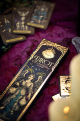 Nahaufnahme der Verpackung von Sagrada Madre Tarot de Marsella mit der goldenen Aufschrift Pink Pepper Olibanum Pimienta Rosa Olíbano.