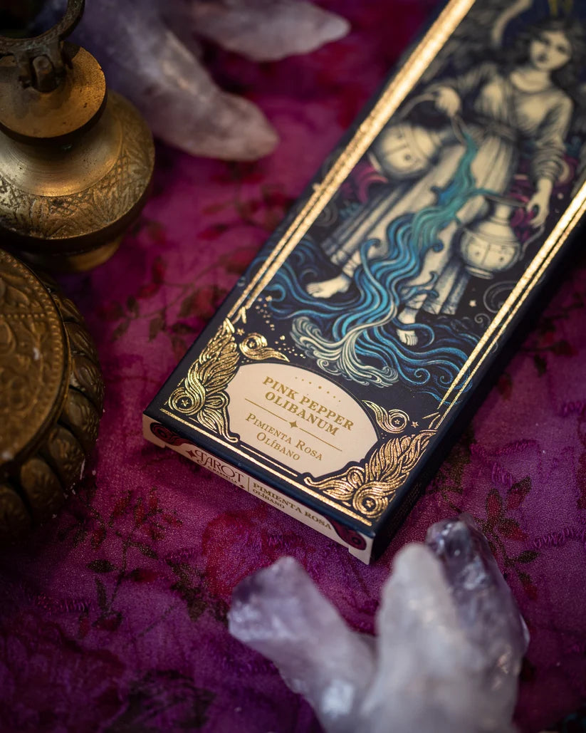 Nahaufnahme des oberen Teils der Verpackung mit dem goldenen Sagrada Madre Logo und dem Schriftzug Tarot de Marsella Incense.