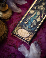 Nahaufnahme des oberen Teils der Verpackung mit dem goldenen Sagrada Madre Logo und dem Schriftzug Tarot de Marsella Incense.