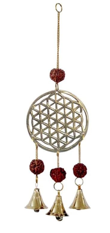Windspiel mit Rudraksha-Samen, drei hell klingenden Glöckchen und goldener Blume des Lebens – spirituelle Hängedekoration aus Metall.