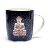 Dunkelblaue Teetasse mit goldener Buddha-Darstellung und Mandala-Muster.  Die Tasse hat einen weißen Henkel und goldene Verzierungen.